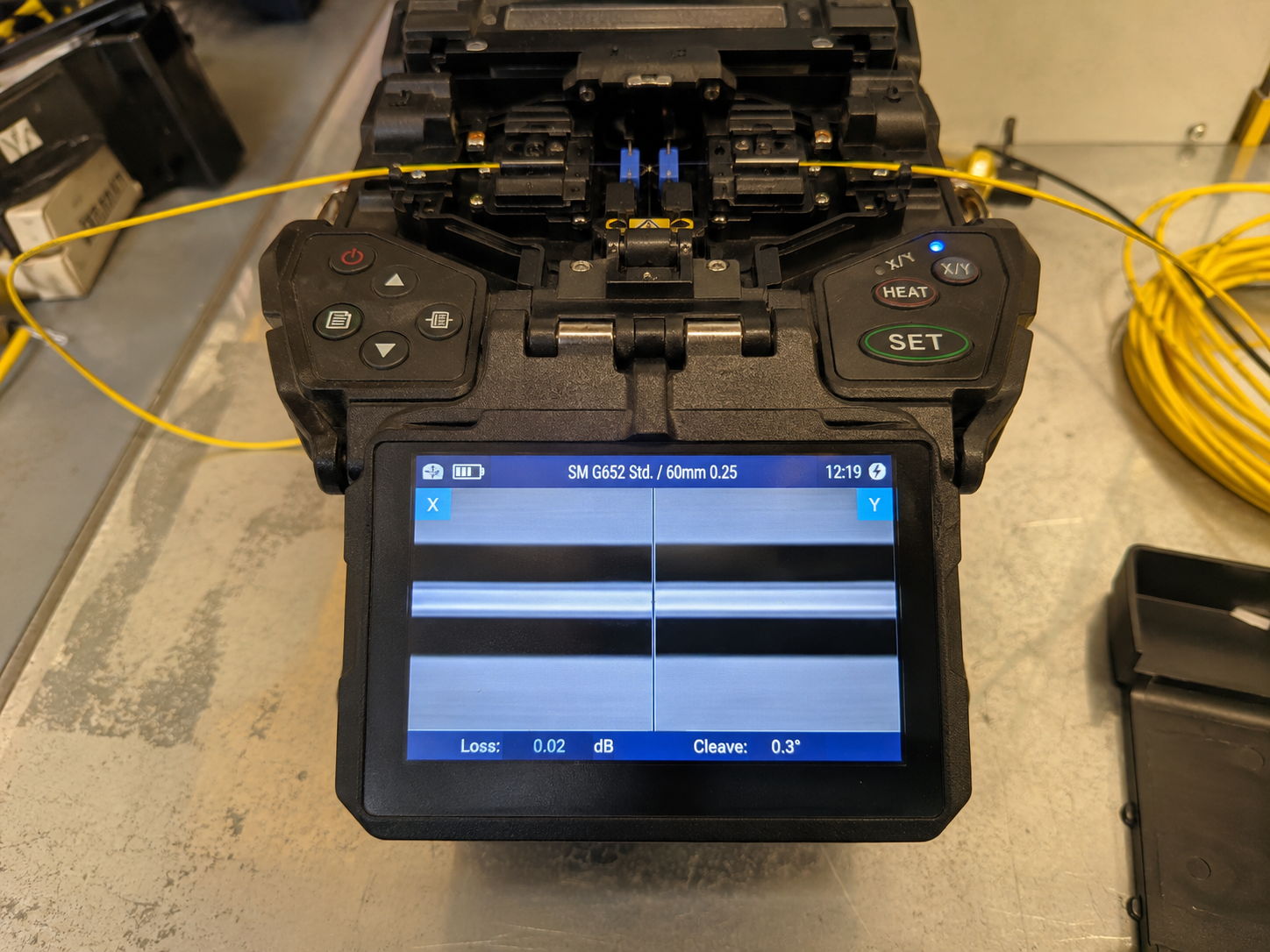 Glasvezel lassen met een geavanceerd fusion splicer lasapparaat